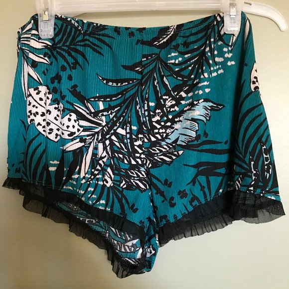 NWT SECRET Treasures Women’s Lace Trim Loungewear Shorts Elastic Waist size XL - Picture 2 of 3